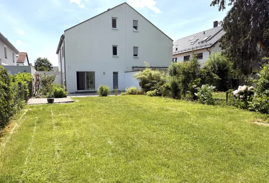 herrlicher, großer Garten