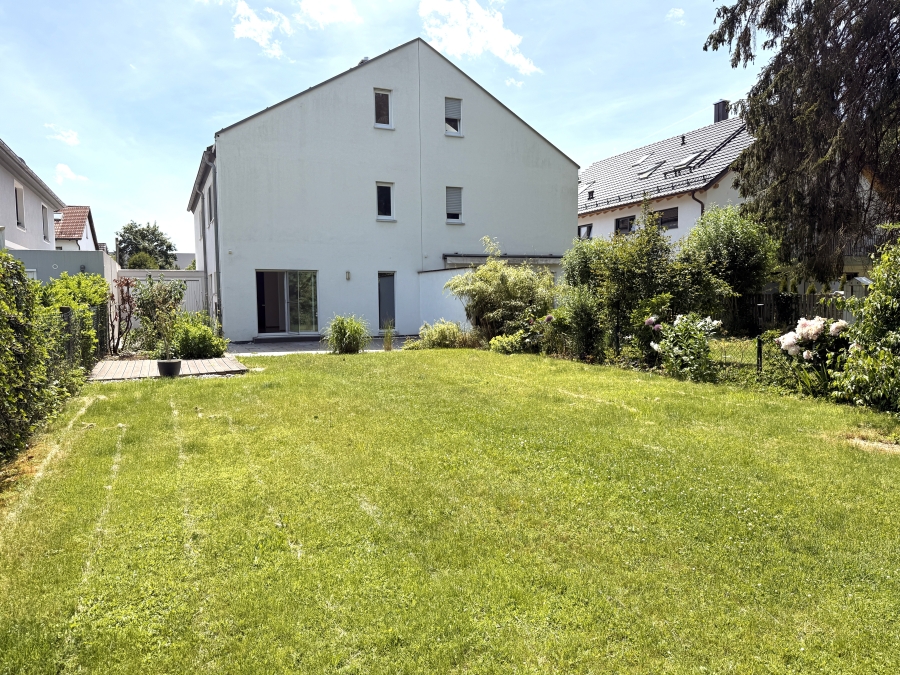 herrlicher, großer Garten
