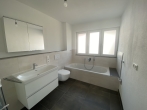 Neuwertige sonnige 2-Zimmer-Wohnung mit großzügigem Grundriss und Süd-Loggia in Perlach - Bad mit Fenster