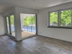 Neuwertige sonnige 2-Zimmer-Wohnung mit großzügigem Grundriss und Süd-Loggia in Perlach - Wohnbereich und Loggia