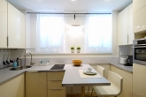 Großzügiges 2 Zimmer Souterrain-Studio in herrschaftlichem Stilaltbau in bester Lage Schwabing! - Einbauküche mit Theke