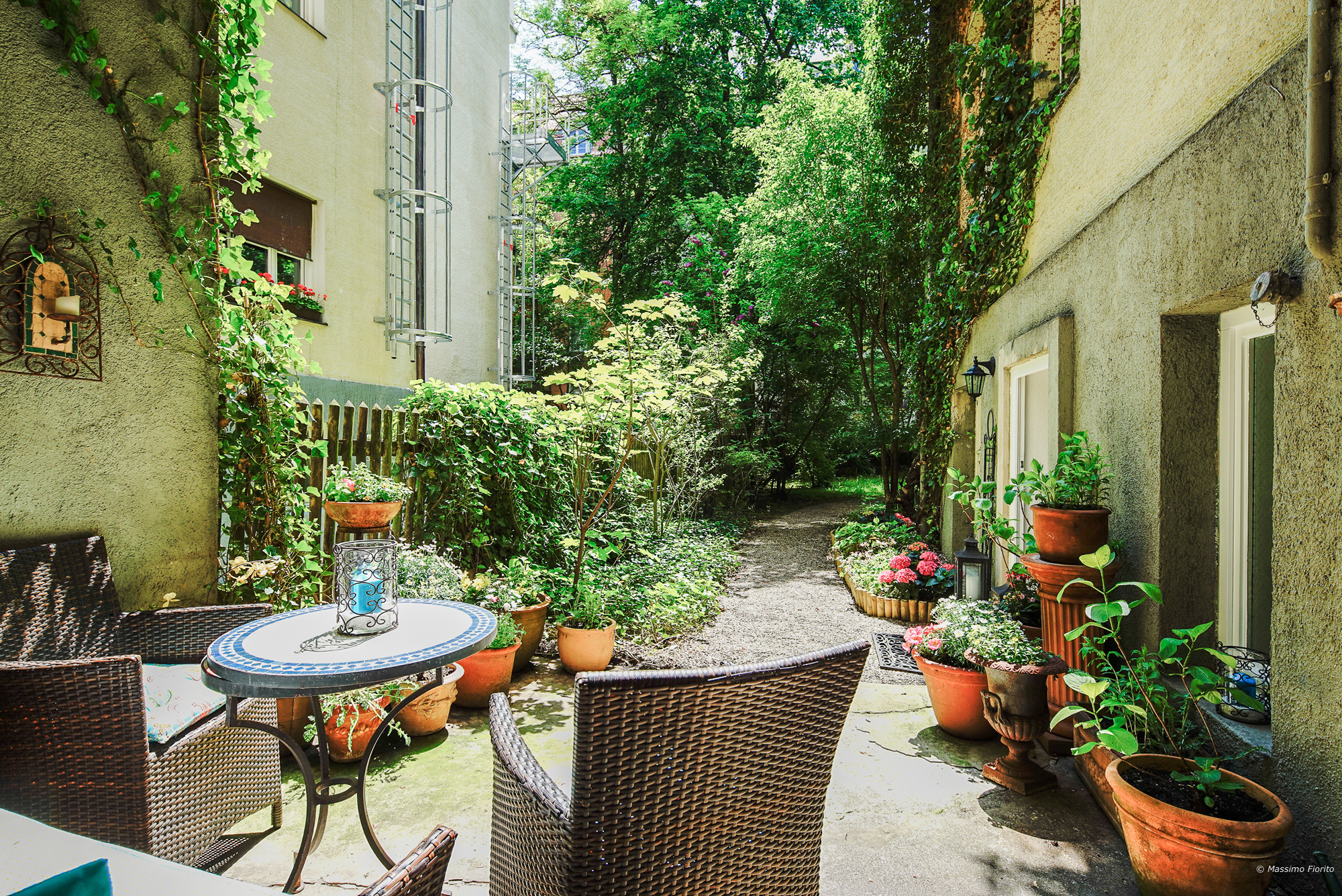 Sitzplatz m. Blick zum Garten