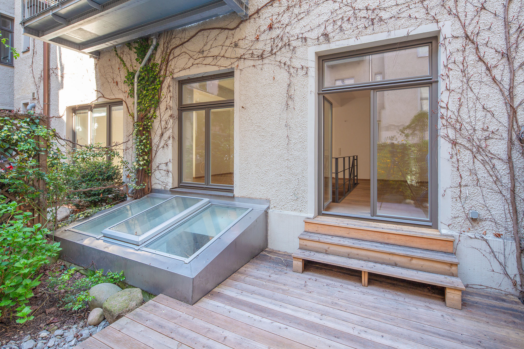 Terrasse und Lichtschacht UG
