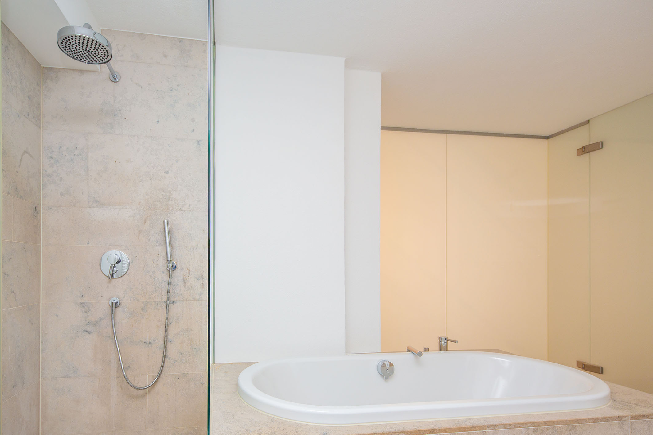 Bad m. Wanne+begehbarer Dusche
