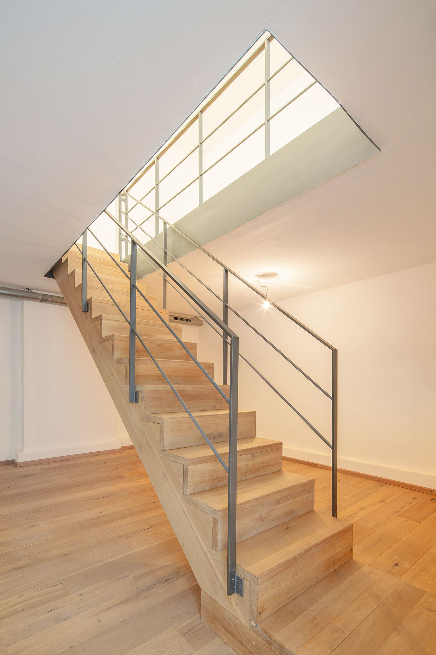 Loftreppe aus Edelstahl+Eiche