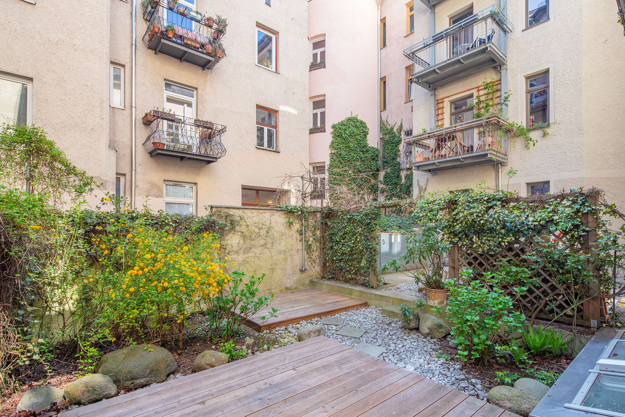 2 Terrassendecks Innenhof