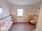 ERSTBEZUG: Bestlage in Karlsfeld- hochwertige, sonnige Neubau-Gartenwohnung mit Süd/West Terrasse! - Bad EG mit Fenster