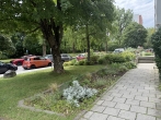Großzügiges gut geschnittenes Apartment mit Balkon in grüner und ruhiger Lage in der Parkstadt Solln - Zugang von der Straße