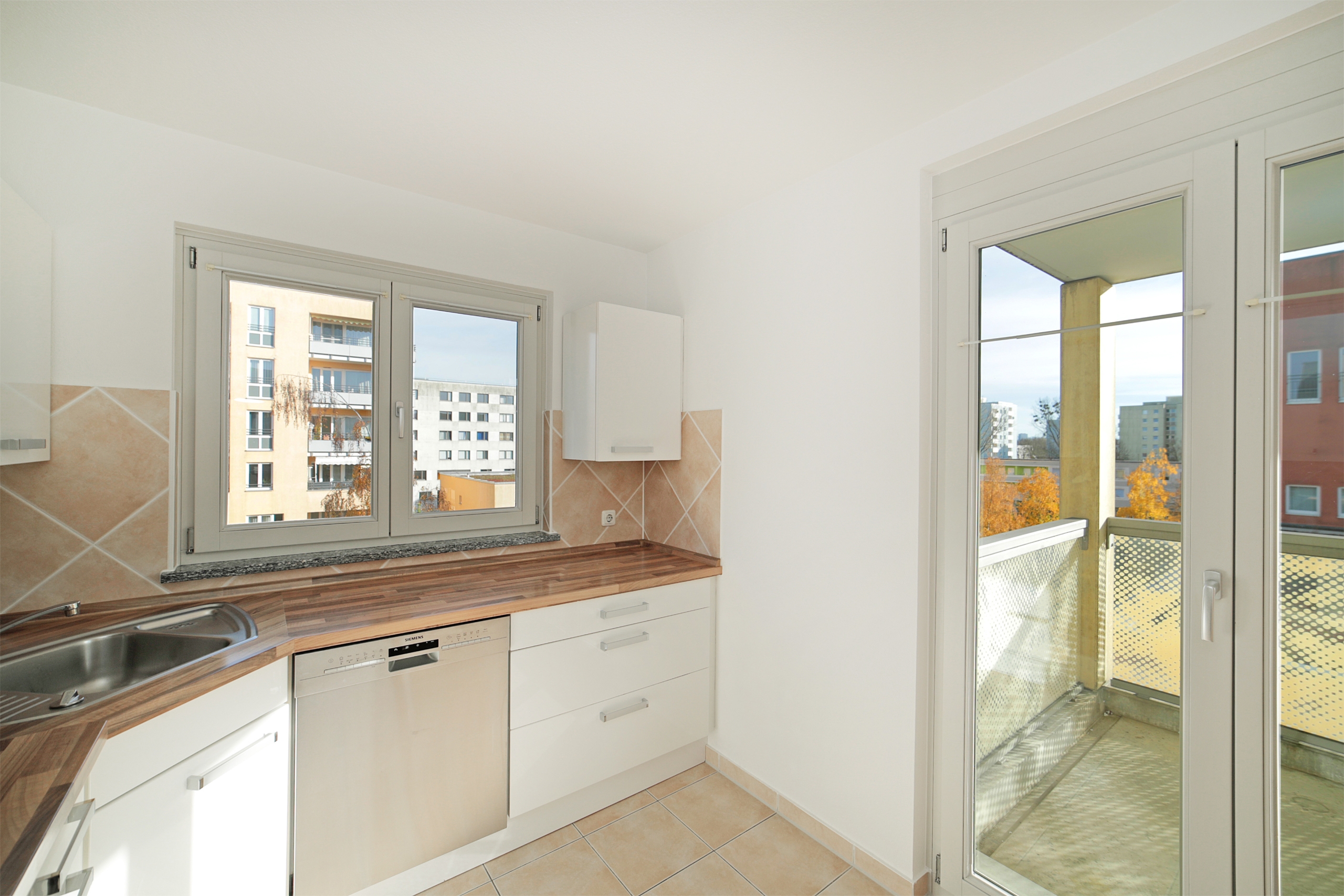 Küche mit Ausgang zum Südbalkon