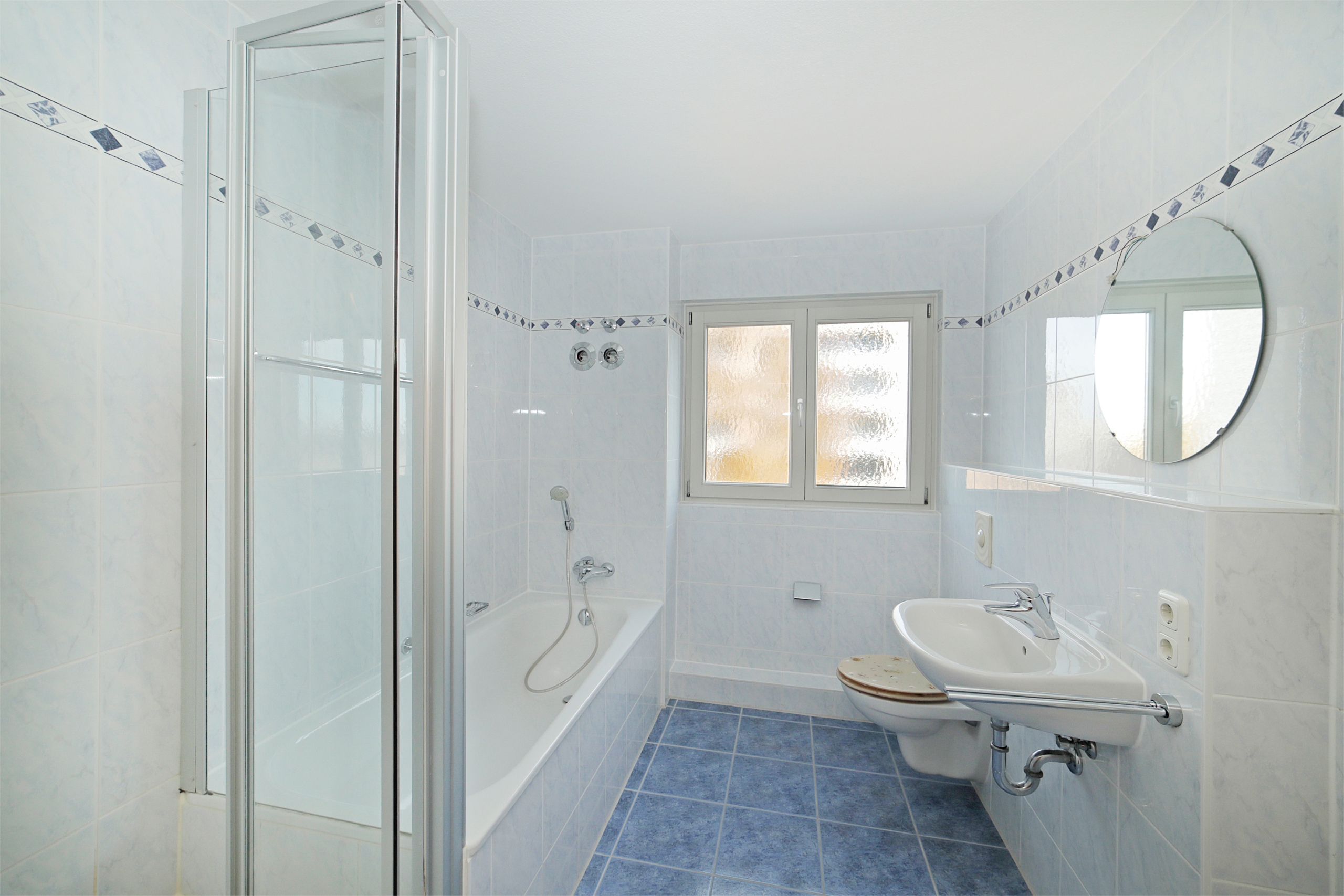 Bad mit Wanne und Dusche