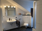 Gemütliche, gut geschnittene 2 Zimmer Dachgeschosswohnung in Unterschleißheim - Bad