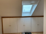 Gemütliche, gut geschnittene 2 Zimmer Dachgeschosswohnung in Unterschleißheim - Einbauschränke Flur