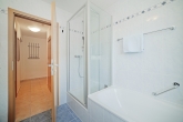 Sehr gepflegte, sonnige 3 Zimmerwohnung in grüner ruhiger Lage mit Süd u.Westbalkon in Milbertshofen - Bad mit Dusche und Wanne