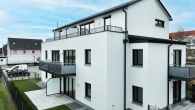 Neubau EBZ: schicke 2 Zimmer Wohnung mit sonnigem Süd-Balkon in sehr guter ruhiger Lage in Karlsfeld - Hausansicht Süden m. Balkon