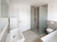 Bad mit Fenster, Wanne und Dusche 1. OG