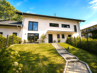 Hausansicht mit Westterrasse und Garten