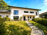 Hausansicht mit Westterrasse und Garten