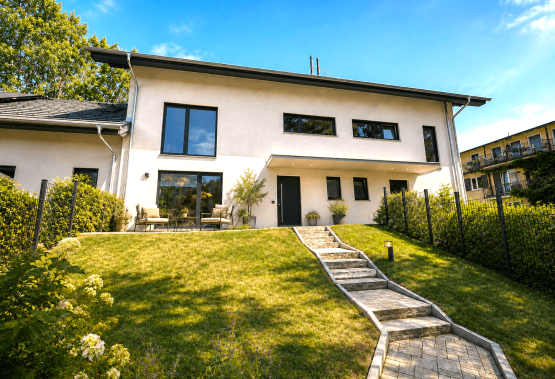 Hausansicht mit Westterrasse und Garten