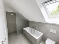 Bad mit Fenster im DG