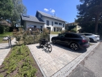 Neubau Außergewöhnliches modernes Reihenmittelhaus m. 7 Zimmern in idyllischer Lage Starnberg-Percha - Hausansicht mit Stellplätzen