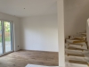 NEUBAU-ERSTBEZUG: außergewöhnliches, modernes Reihenmittelhaus mit 7 Zimmern in Starnberg-Percha - Wohnraum Treppenhaus