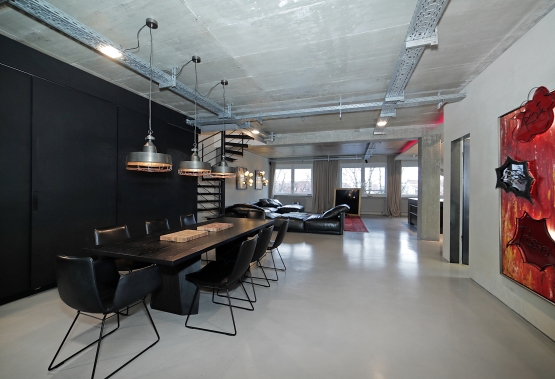 Konferenzbereich und Büro