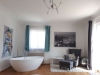ALSAOL Immobilien:Schmuckstück und Rarität - großzügige, luxuriöse Villa im idyllischen Bad Boll! - Badewanne im Schlafzimmer